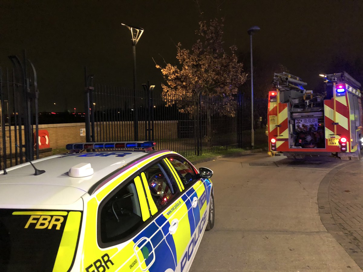 MPSBarkDag's tweet photo. Police Officers from #KGTeamB first on scene to a 10 year old child having fallen into the Barking Creek, #Barking. Colleagues from @LondonFire @Ldn_Ambulance @LAS_HART @NPASLondon @MPSonthewater also in attendance. Child rescued from the water by police & fire. #JobLikeNoOther https://t.co/vPWwkd3UFf