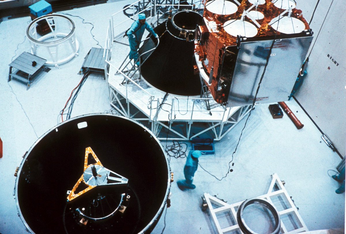 DutchSpace's tweet photo. Rare shots of the SYLDA (Systeme de Lancement Double Ariane) for Ariane 1 L6 (this case SYLDA type 3990) with P3B inside and ECS-1 on top, via R. McGwier #CSG #ESA #L6 #SYLDA #ECS1 #P3B https://t.co/vDaqruQ8Fc