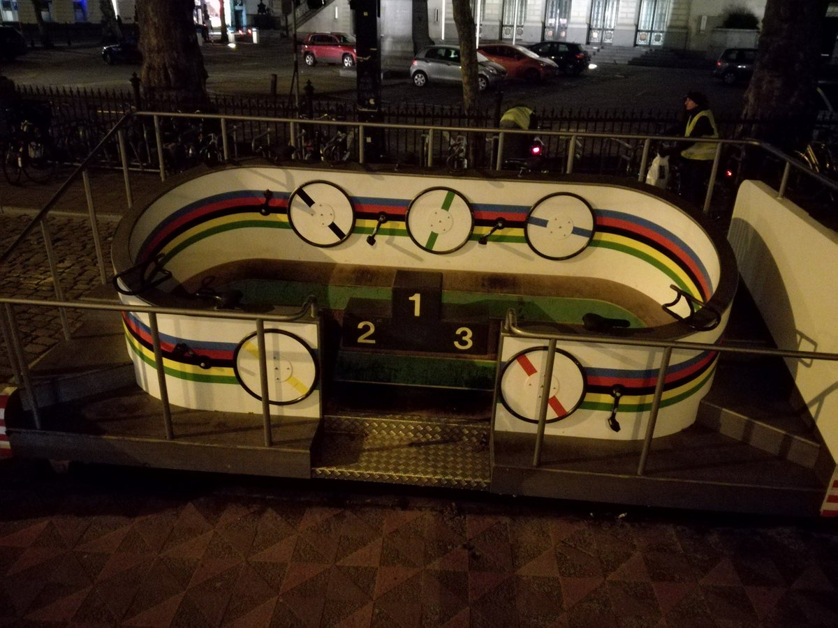 Cosa fa di una città un luogo dove respirare ciclismo? Un velodromo decadente eppure ugualmente leggendario? Un bar intitolato a <a href="/ciclismoliquido/">Bidon</a>? O forse, più semplicemente, le sue giostre per bambini?

#Gent