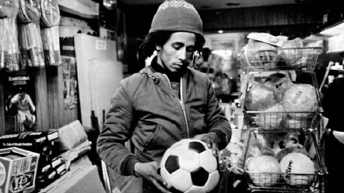 LaTeleTuya's tweet photo. "De la vida aprendí que hay que sufrir por el fútbol, y no por amor" eso decía Bob Marley, ¿estás de acuerdo? 🤔
Conoce más de su historia en un documental sobre su vida, mañana #7Abr a las 2:30 p.m. por La Tele Tuya. https://t.co/QDLDOUxxie