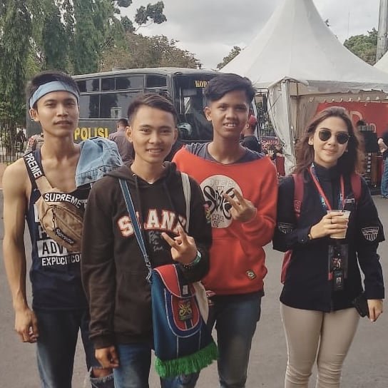 fawa_slanker33's tweet photo. Ini Vira yg maen di The East, Apa @Adindathomass siih..? ππ
#35thslank #slank #nettv #TheEastLight #indonesianow
#HappyNewYear2019 https://t.co/efJ97dtXjL