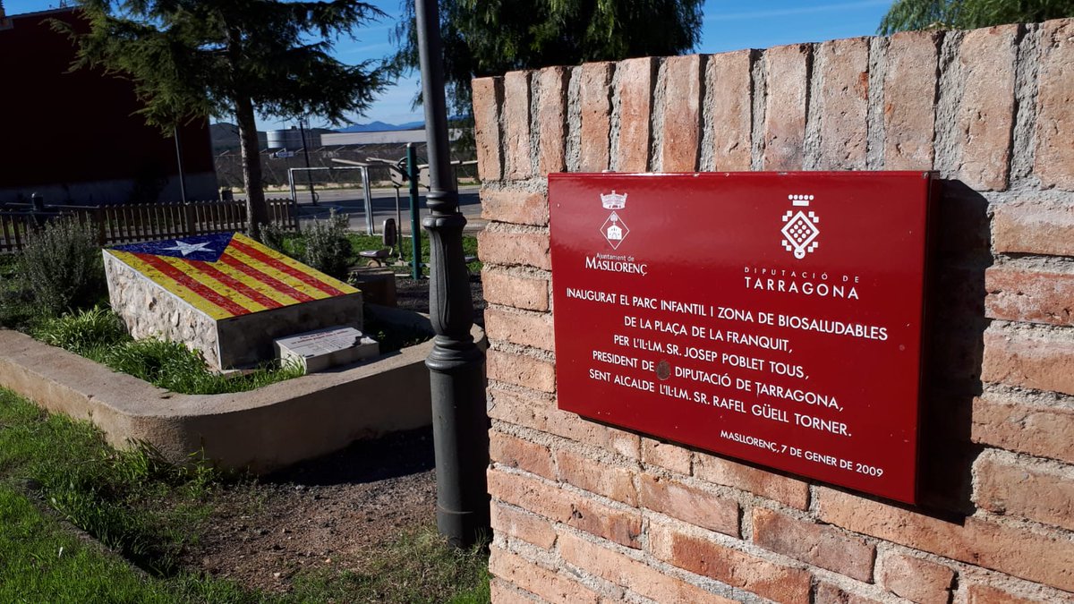 TabarniaSur's tweet photo. MASLLORENÇ (TARRAGONA) 😱😱😱

Estelada y mensaje ubicados en medio del parque de juegos infantil del pueblo.

DEIXEU ELS NENS EN PAU  !!! 

@rubiodelpozo @Bcnisnotcat_ @GuajeSalvaje @arturelpayaso2 @polibueno691 https://t.co/VLQEkoDtu7