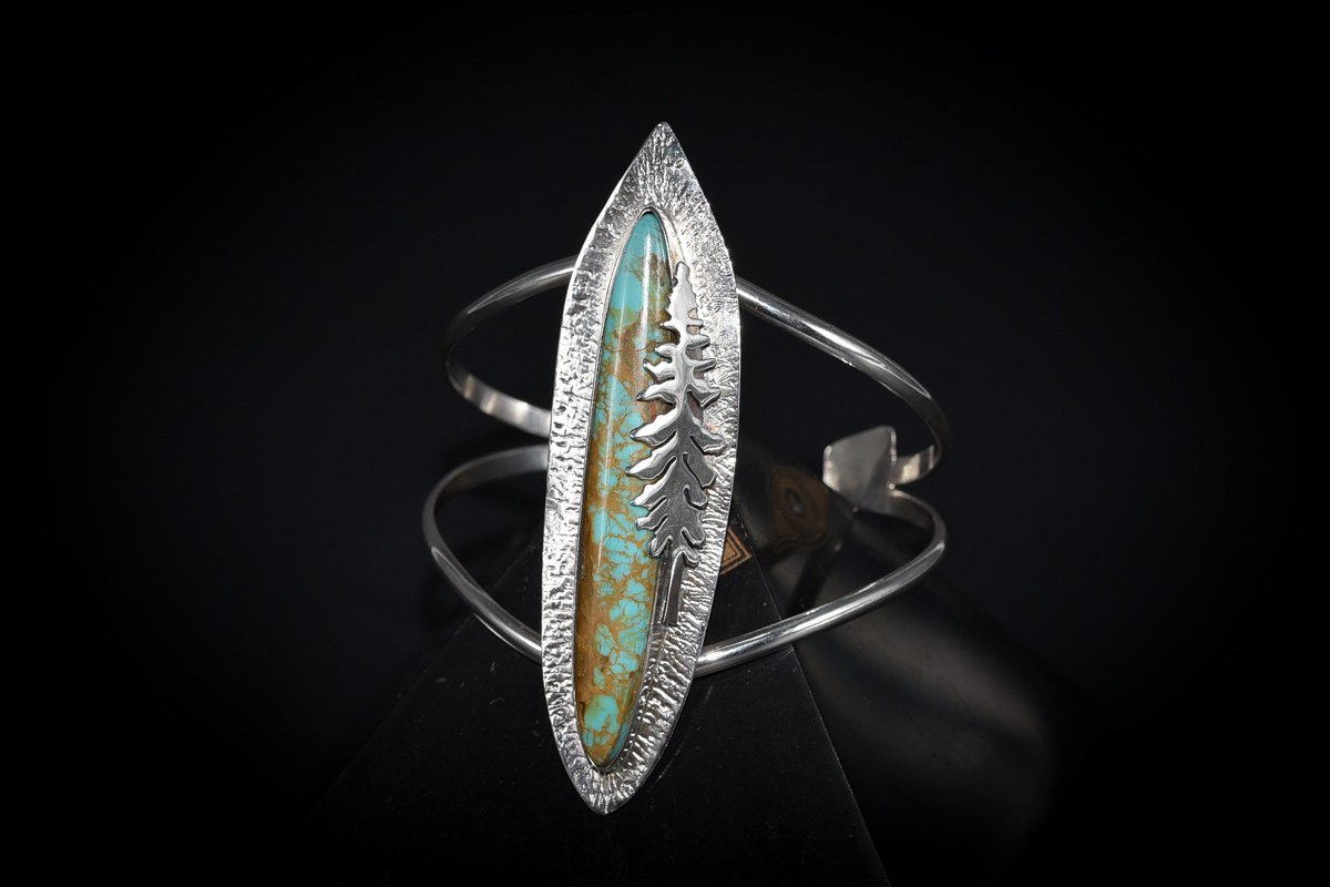 TheCobraQueen's tweet photo. Redwood Turquoise Cuff, featuring hand-sawn redwood tree and gorgeous Tyrone Turquoise stone, makes a stunning statement that turns heads wherever she roams🍃 #cqj #cobraqueen #cobraqueenjewelry #turquoiseoverdiamonds #jewelrydesign #bloggerstyle #fashionblogger https://t.co/TwiKqgIa6v