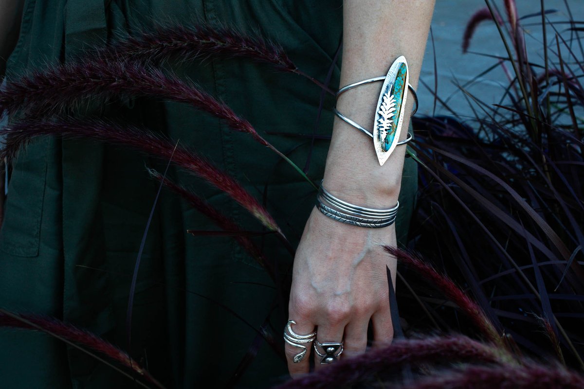 TheCobraQueen's tweet photo. Winter moods⛓️🌱 
Sweeping thru the grass, restless heart, restless mind // 
Floating from state to state, thought to thought //
Timin' and rhymin' thru a kaleidoscope of memories //
Covered in the sugardust of time
#cqj #cobraqueen #riojeweler #silverjewelry #jewelryforsale https://t.co/iiy7DuqgKz