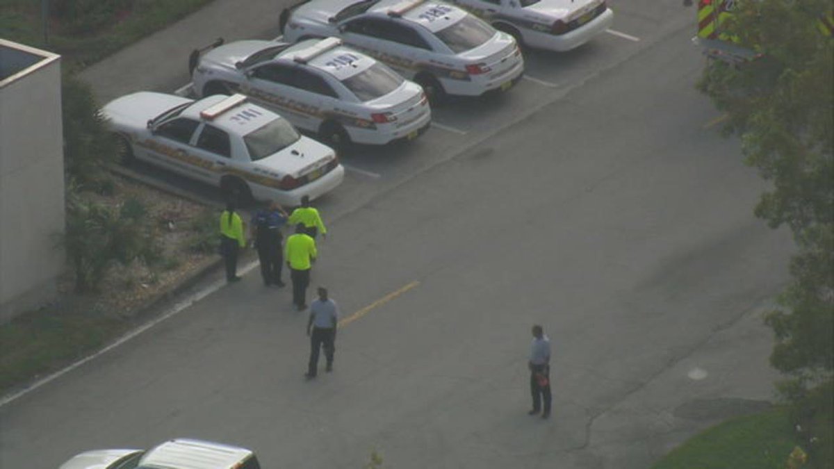 Gunfire between maintenance workers causes alert at FIU's Biscayne Bay campus bit.ly/2F5NGuh?utm_so… https://t.co/1aGb10zf0V