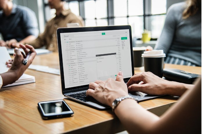 fiverr's tweet photo. Email isn’t dead 🙅‍♀️💀 It’s simply evolving. Discover 10 ways to make the most out of your email #marketing: https://t.co/86sfOTghrB #FiverrPro https://t.co/uYYXA56bHo