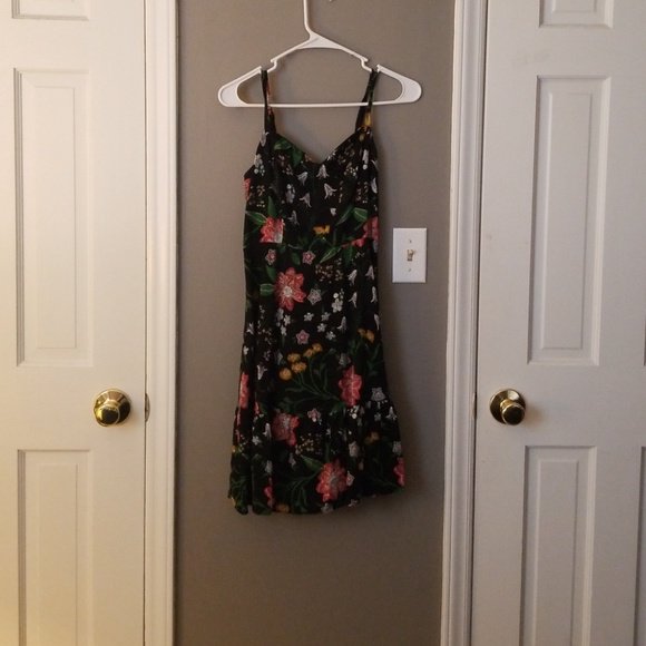 project3five's tweet photo. So good I had to share! Check out all the items I'm loving on @Poshmarkapp from @blackkitty66 #poshmark #fashion #style #shopmycloset #evanpicone #furla #oldnavy: https://t.co/TTtBrH0QOF https://t.co/fo2OAbWSyI