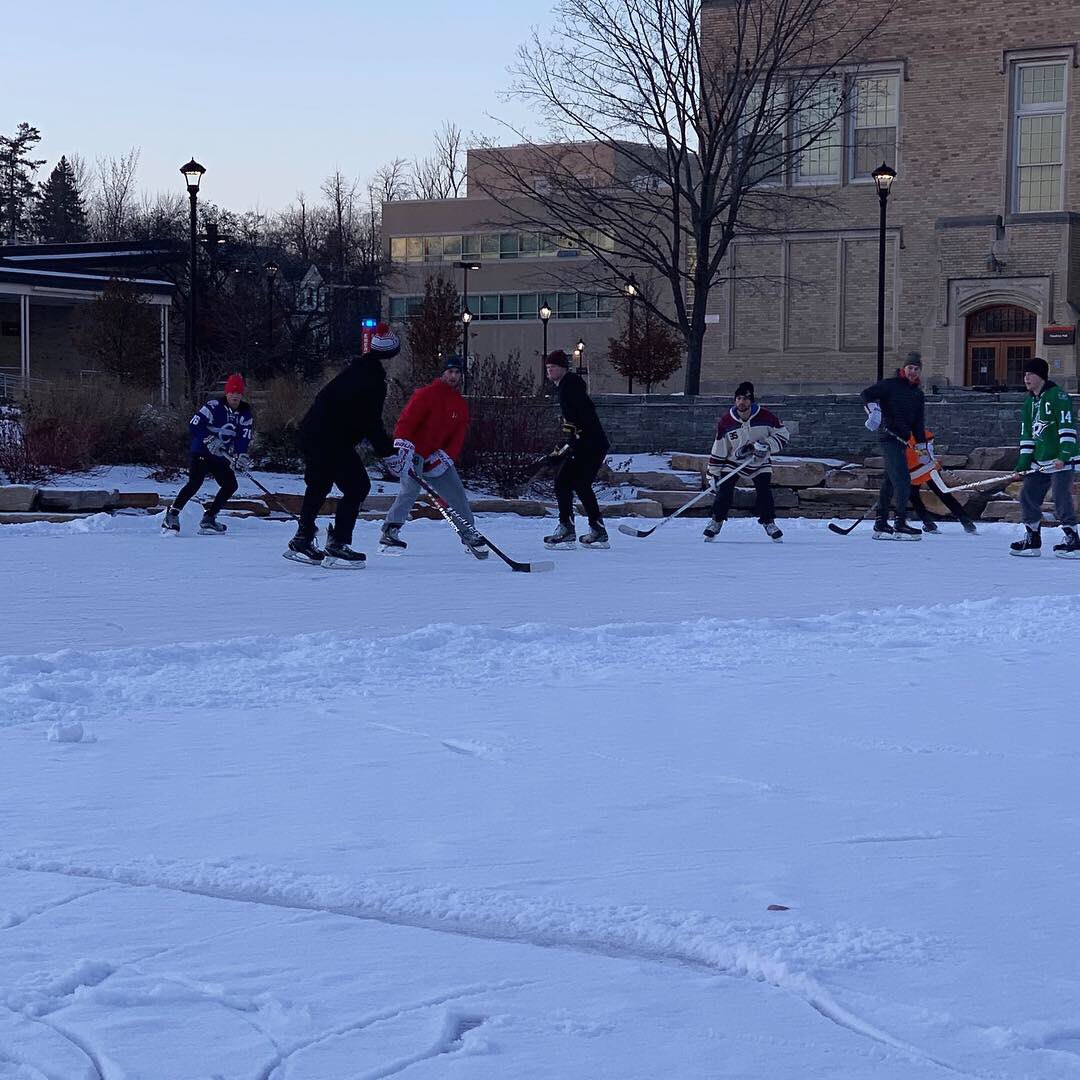 SUNYPlattsburgh's tweet photo. Hockey on Hawkins Pond. #tbt #PlattsLife 📸: @brendanwhalen22 https://t.co/uWhSH7snBA