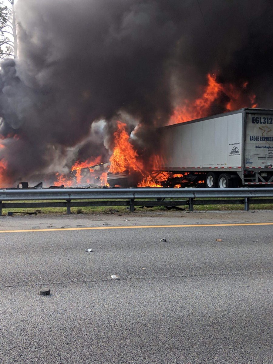 mycbs4's tweet photo. Major crash on I75 southbound near mile market 394 near #gainesvile Florida. @MYACFR says multiple fatalities and injuries reported. https://t.co/Qe06upHYe7