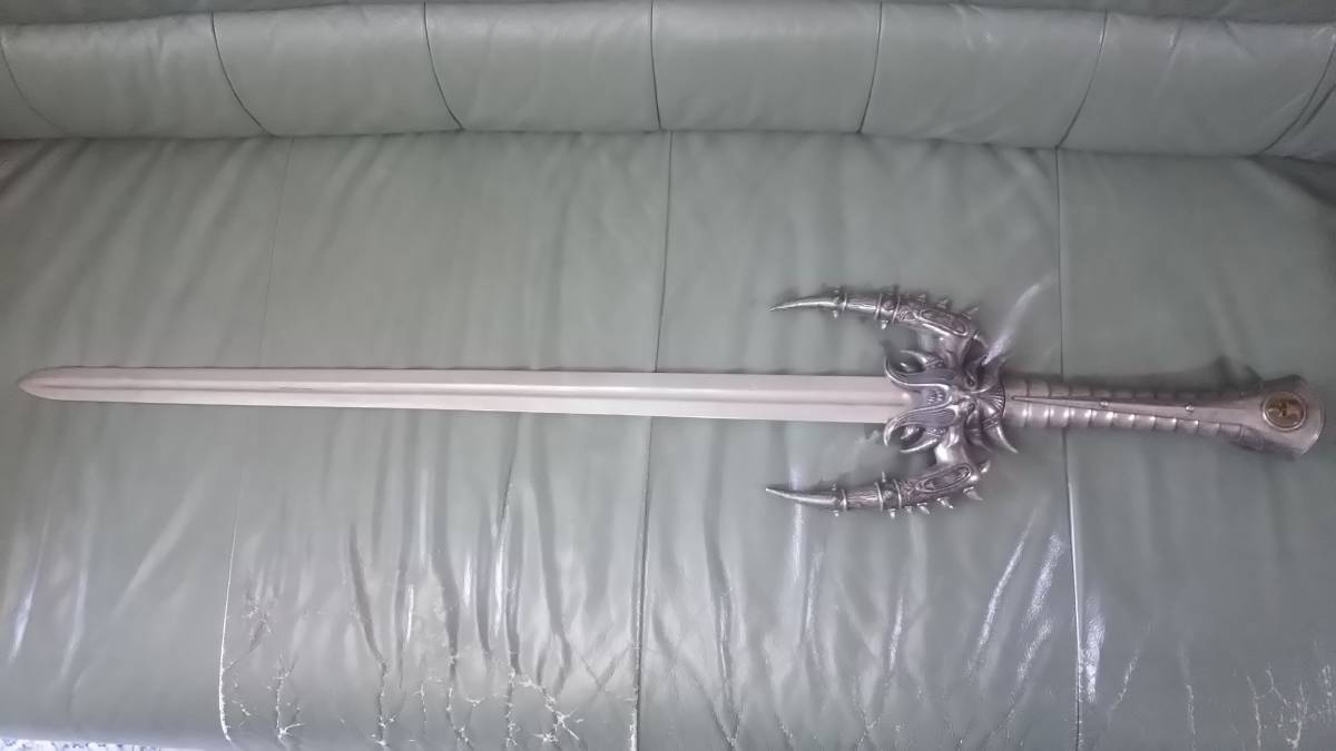 When fans talk about bringing king blades to concerts, this is what they mean, right?