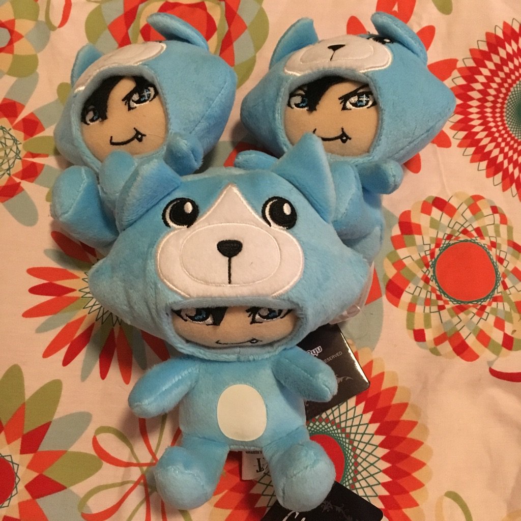This is just 3 Gackt plushies but at first glance I thought this was some kind of Gackt/Pokemon monstrosity that has Gackt's face and also more Gackt faces as its ears