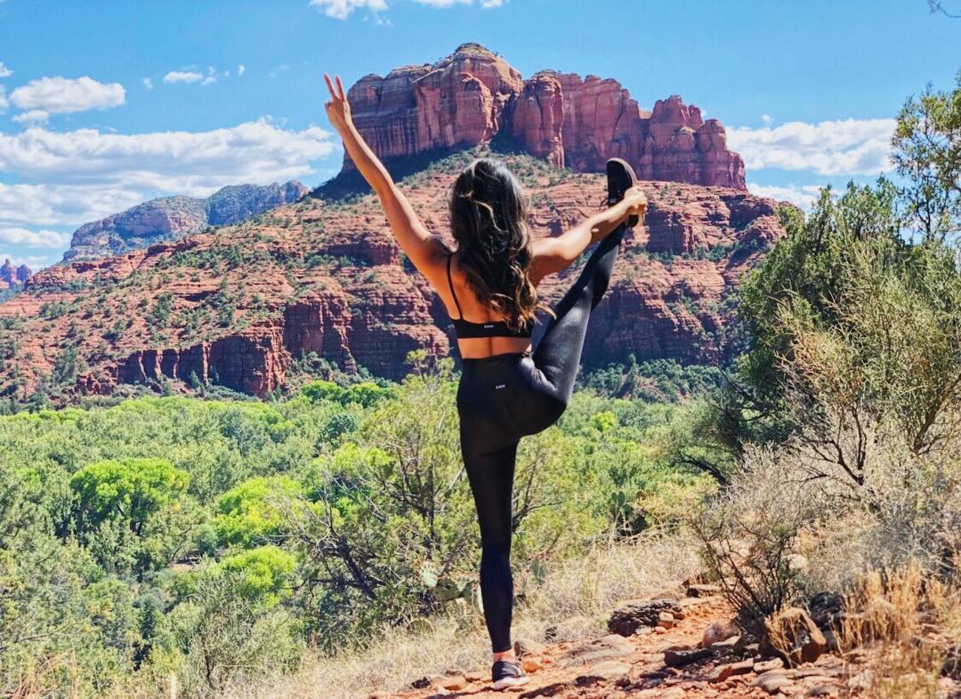 YogaWorks's tweet photo. Happy New Year from your #YogaWorks family. 🌟🎉🙌 What are you planning to do this year? #ReadyToFlow (📷: @dianawelhamyoga) https://t.co/SlEVcGMfmh