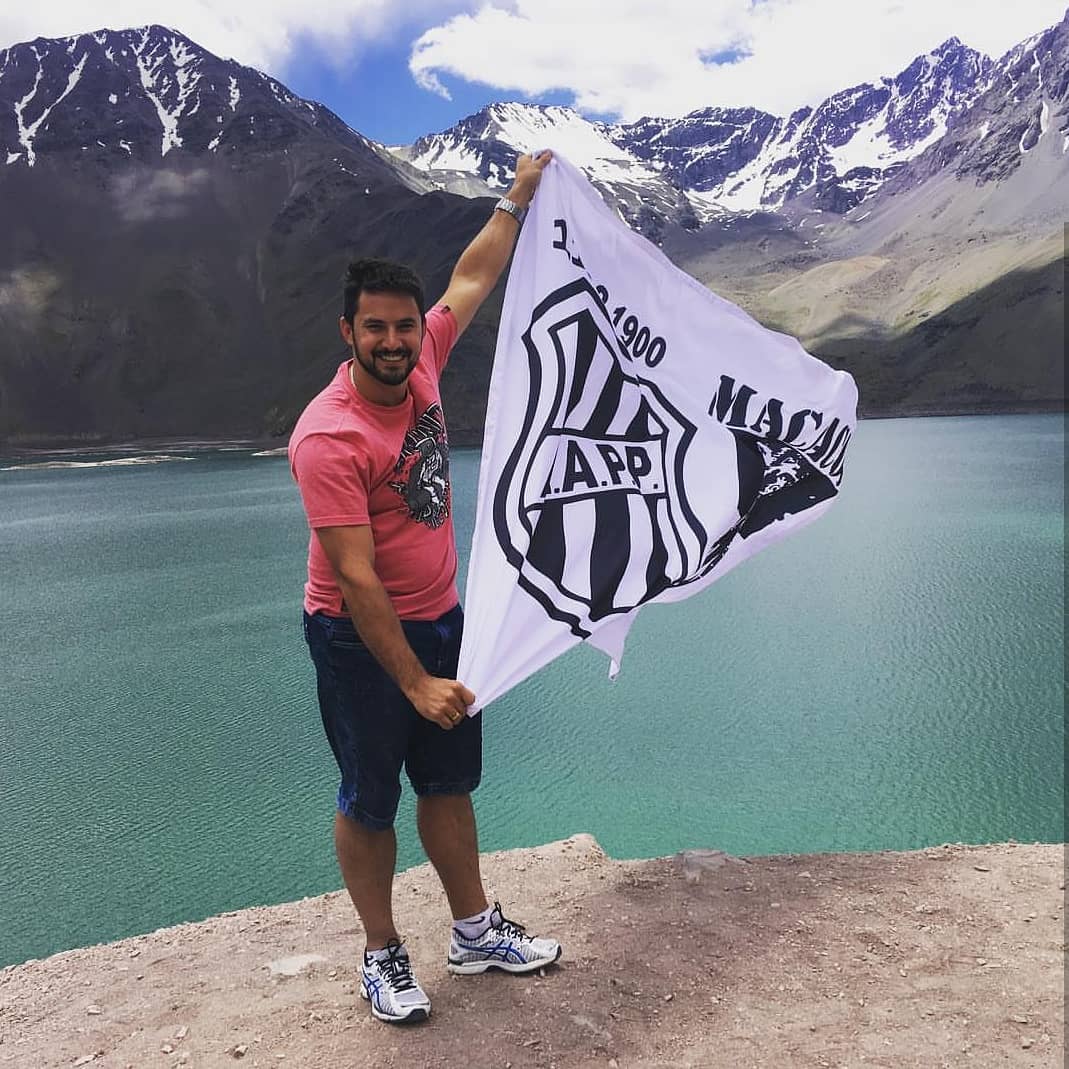 MacacosMundo's tweet photo. Macaco Leandro, no Chile 🇨🇱 @aapp_oficial
#PontePreta #aapp 🏴🏳️ 
#brazilianfootballteam ⚽🇧🇷
#macacospelomundo🌍
#macacaquerida 💪🏿🦍
#euvouaondevaiamacaca 

https://t.co/8uKE4g4iyS https://t.co/ybIQOKSYkN