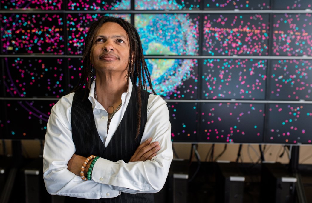 "We cannot turn our solar system into an intergalactic junkyard.” - Moriba Jah

This Longhorn prof. is shaping the dialogue around the uncharted extraterrestrial field of space pollution #WhatStartsHere🌎 utex.as/2F6boqd