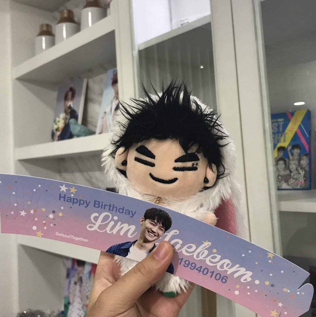 ppsnhr's tweet photo. ไปก่อนร้านเปิดได้คิวแรกๆเลย
เดินทางสะดวกมากลง MRT หัวลำโพง
เดินไปร้านประมาณ 5 นาที
ร้านน่ารักมาก พี่บีเต็มร้านเลย
#DefSoulTogether 
#DefsoulTogether 
#GOT7 #JB #Jaebeom https://t.co/0rCG1wcRL3