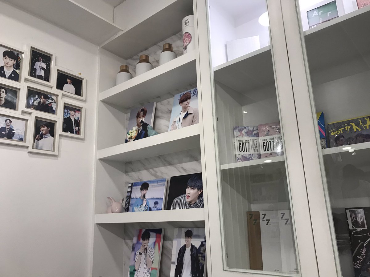 ppsnhr's tweet photo. ไปก่อนร้านเปิดได้คิวแรกๆเลย
เดินทางสะดวกมากลง MRT หัวลำโพง
เดินไปร้านประมาณ 5 นาที
ร้านน่ารักมาก พี่บีเต็มร้านเลย
#DefSoulTogether 
#DefsoulTogether 
#GOT7 #JB #Jaebeom https://t.co/0rCG1wcRL3