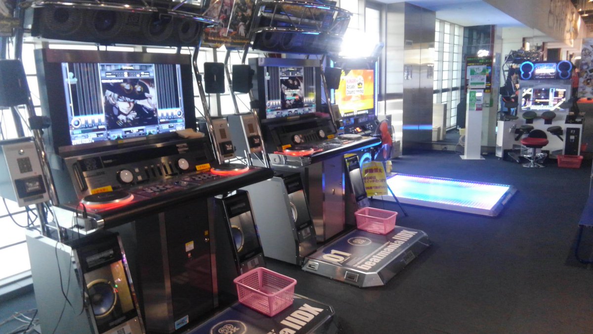 Uodeg 石川 ゲーム パラダイス 金沢駅の兼六園口から徒歩八分 ホームラン の三階 二台あってスタートボタンが謎改造されている 左が鍵盤重め皿軽め右が鍵盤軽め皿重めのメンテで右のが好み 値段安い