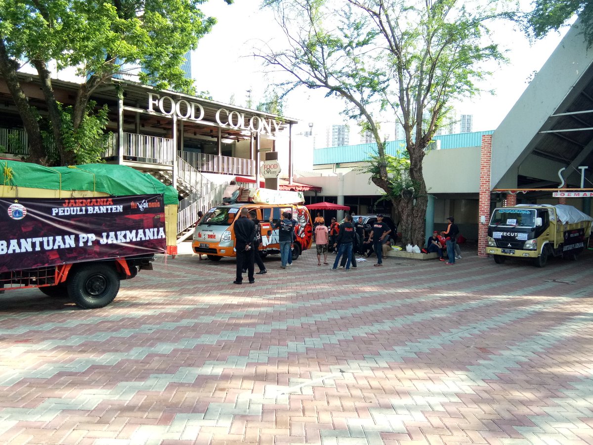 InfokomJakmania's tweet photo. Persiapan PP Jakmania menuju Banten untuk menyalurkan bantuan.
#JakmaniaPeduliLampungBanten
#BanggaJakmania https://t.co/G72tyAw9Kp