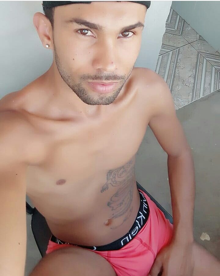 Hericky10's tweet photo. Tá bom, agora eu só vou usar azul porque Titia #Damares falou: 
menino veste azul e menina veste rosa. 💅

#Nãomeabsorva 😂😂😂😂 https://t.co/Jxt99eeuNh