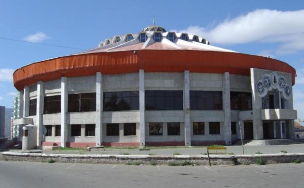 Байнга барилддаг бөхчүүд бүгд дунджаар 1 сая төгрөг гаргаад энэ өргөөгөө сэмбийлгэчихээсэй. 256 бөх 256 сая төгрөг.