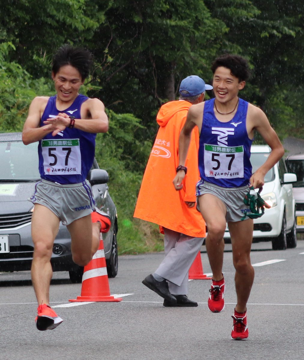 maco_min's tweet photo. 男鹿駅伝競走大会
2018.6.30　〔大学〕②
4区　中島怜利　選手
5区　松尾淳之介　選手
この襷渡しの時が一番雨が降っていたのに･･･
二人は笑顔でした^^
#男鹿駅伝
#GoTOKAI https://t.co/5hRfgOaYuT
