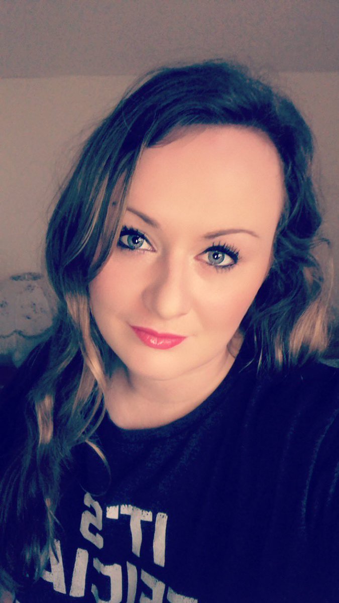 vickyparrettpt's tweet photo. But different from my normal gym stuff! Amazing what a bit of make up can do haha π #scrubupalright #makeUp #blue https://t.co/sZYEGOR5x7