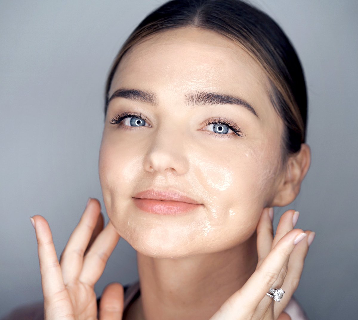 Our new @koraorganics Noni Glow Sleeping Mask contains natural Hyaluronic Acid which helps boost moisture levels in your skin and deeply hydrates 💦✨💦#noniglow https://us.koraorganics.com/products/noni-glow-sleeping-mask …