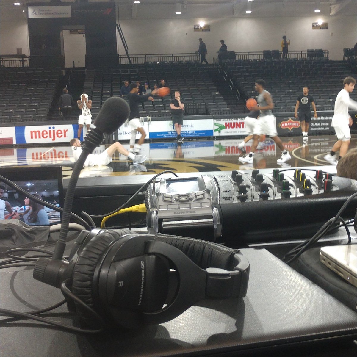 DDDoebler's tweet photo. Got @OaklandMBB coming up on 88.3 FM @wxou. @BrechtDakota and myself on the call. https://t.co/iGvDxcoFXZ