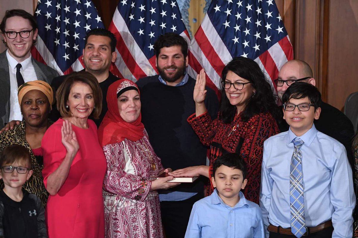 <a href="/RashidaTlaib/">Rashida Tlaib</a> es la primera mujer estadounidense-palestina y musulmana junto a la estadounidense-somalí <a href="/IlhanMN/">Ilhan Omar</a> en convertirse Congresista de los EEUU. Rashida fue a su juramentación vistiendo un tradicional thobe vestido palestino.