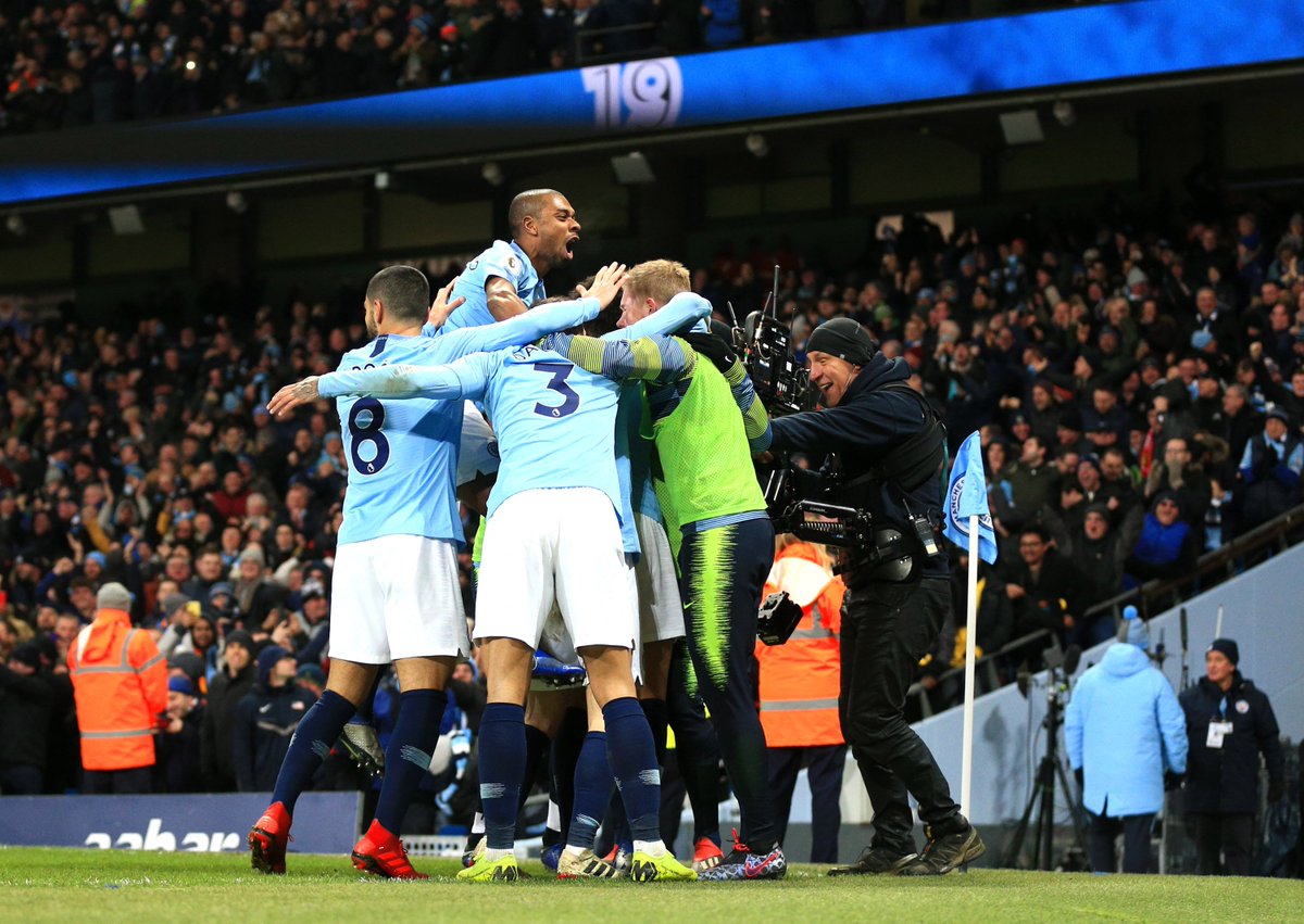 Ο Λερόι Σανέ βάζει μπροστά (2-1) τη Σίτι και πνίγεται στις αγκαλιές των συμπαικτών του
