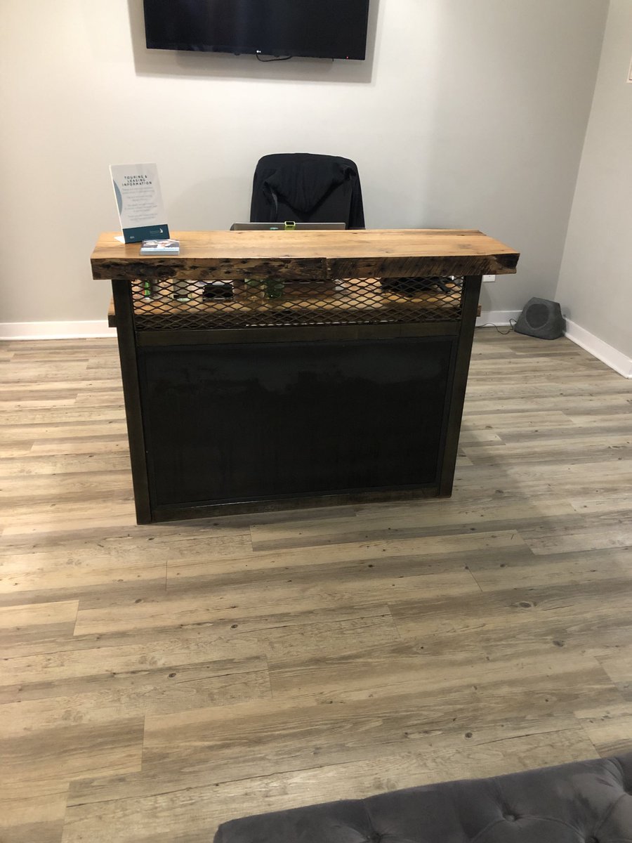 vmendoza06's tweet image. So I am happy to announce I finally got a job! My first day was today. Yes that dinky brown thing is my desk. 😂 My manager Emily is awesome! #newjob #finallyworking #newyear #newchapter 😃👏🏻❤️