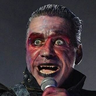 \"\"Liebe ist wie eine Blume; auch die schönste stirbt.\"

~ Till Lindemann
Sänger. 04.01.1963
Happy Birthday! 