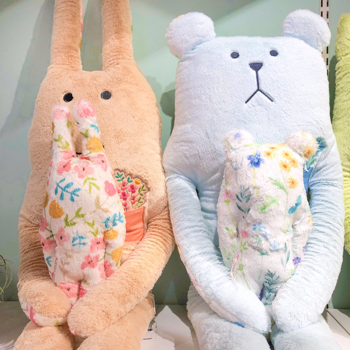 Craftholic 直営店公式 原宿店より 原宿店にて先行販売中のbotanical Craft 抱き枕は一見シンプルに見えますが 裏側は花柄と表裏で異なったデザインになっており とても可愛いシリーズです ぜひお気に入りの子を見つけてくださいね Craftholic 直営店公式 原宿店より 原宿店にて先行販売中のbotanical Craft 抱き枕は一見シンプルに見えますが 裏側は花柄と表裏で異なったデザインになっており とても可愛いシリーズです ぜひお気に入りの子を見つけてくださいね