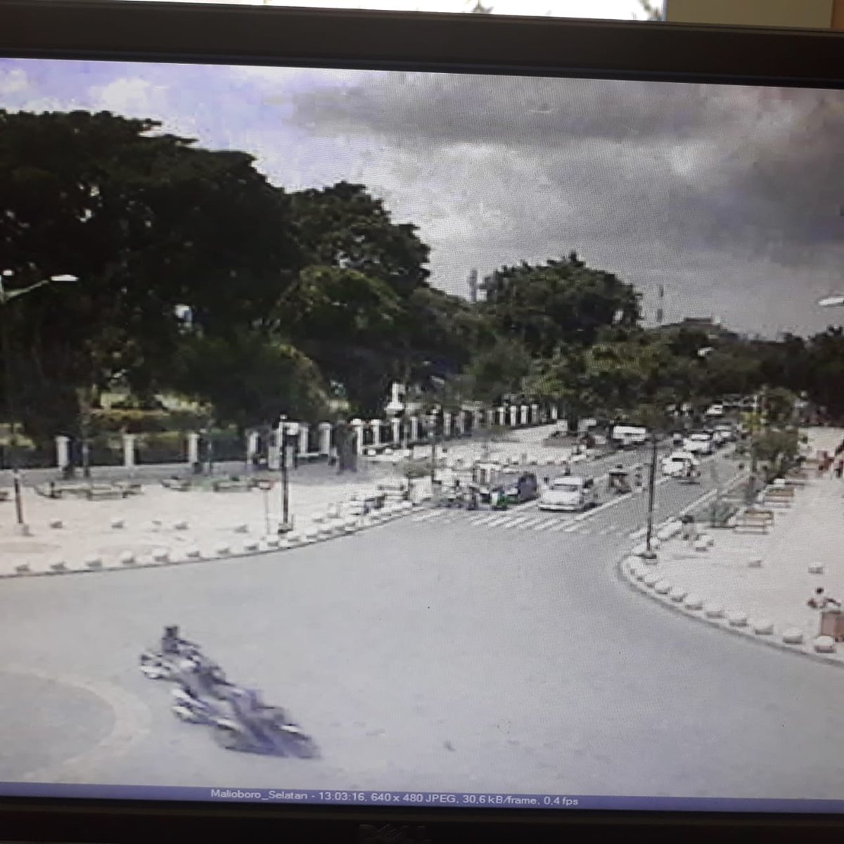 Selamat siang dilaporkan pantauan arus lalulintas di Titik nol KM ramai lancar cuaca hari ini cerah