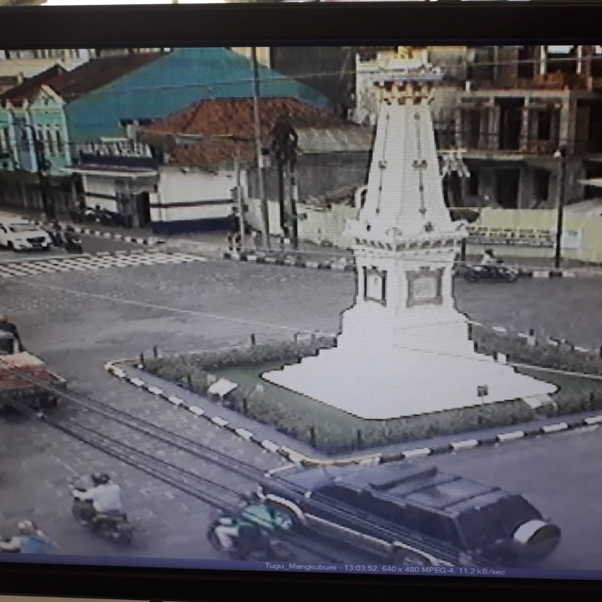 Terpantau arus lalulintas disimpang 4 tugu jogjakarta ramai lancar.. cuaca cerah..
Dihimbau bagi pengendara agar berhati hati dan patuhi rambu rambu lalulintas.