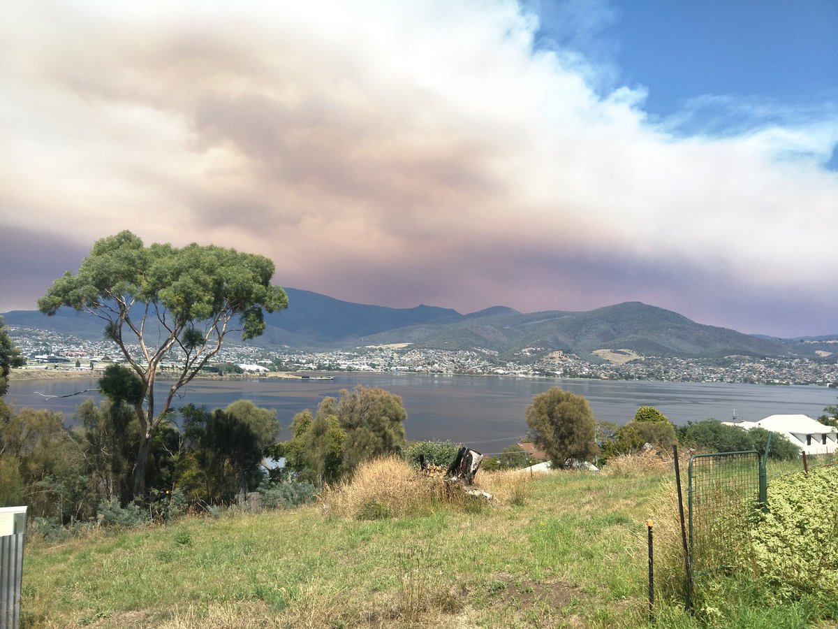 SaphiaGrant's tweet photo. Mt Field fires turn the Derwent River a purple-brown.
#tasfires #kunanyi #hobart #tas #tasmania #mtfield #fires https://t.co/cKxG9RRMqN