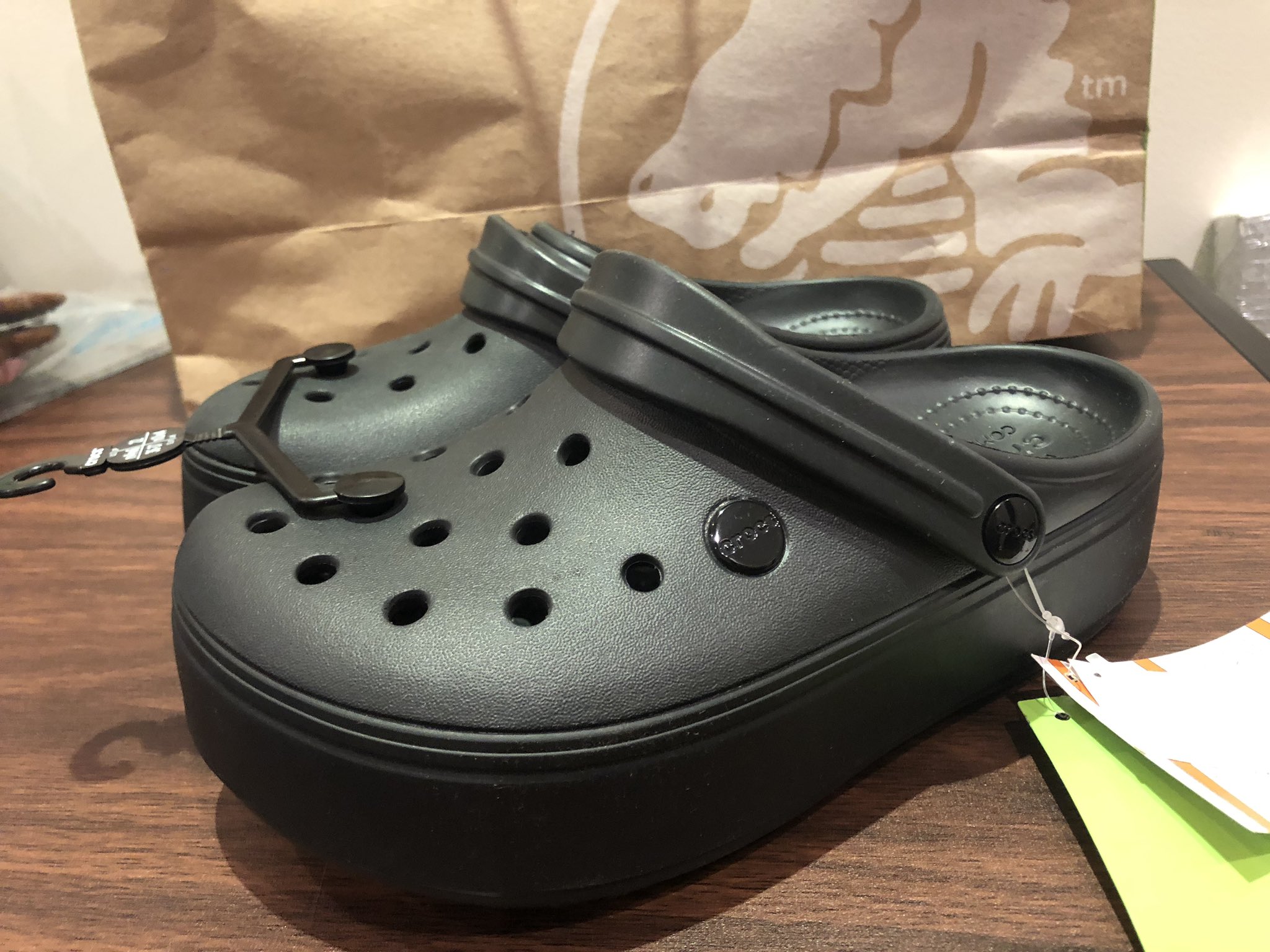Crocs plataforma negra hot sale