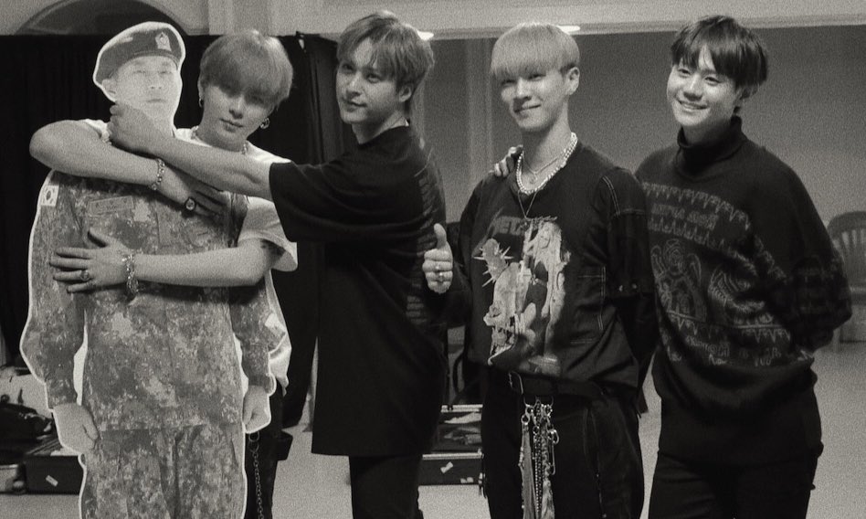 pewpewsubs's tweet photo. 190102 #HIGHLIGHT #하이라이트 en Dreaming Radio con Yoseob.

Una madre dejó un comentario diciendo que cree que Highlight se convertirán en "Amigos para siempre" 💕
YS: Seamos amigos para siempre, si? 
DW, JH: Promesa! 
GK: Si, Dujun también lo promete!

©yoseopslight; pewpewsubs https://t.co/oxUUKFHXCT