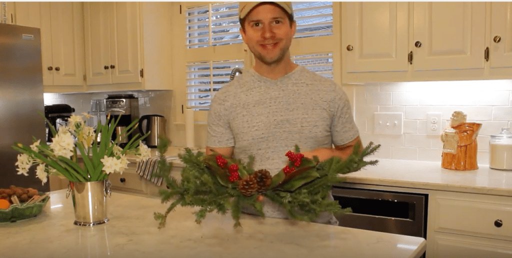 johnhleonard's tweet photo. How to Make an Easy Christmas Greenery Decoration #christmas #alittlelate #savefor2019 #2019 #decoration #decor #fraserfir #tree #trimmings #holidaydecorating #decorating #DIY #pinterest https://t.co/LuJH7o64Ti https://t.co/zQF7KoGjYt