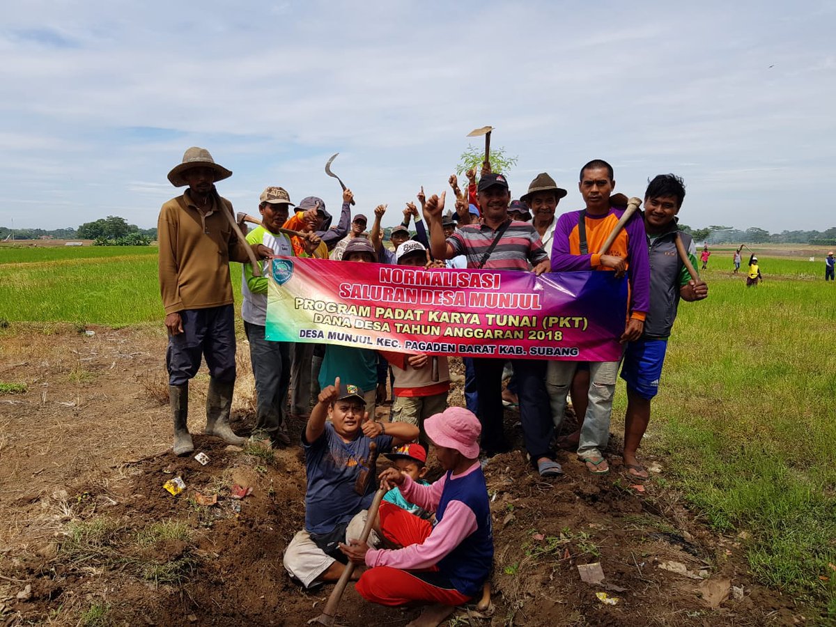 Ronal23358325's tweet photo. Normalisasi saluran irigasi memperlancar pengairan sawah #JokowiMembangunDesa  @jokowi @FahriLabado @sonn https://t.co/igkQN1iN7m