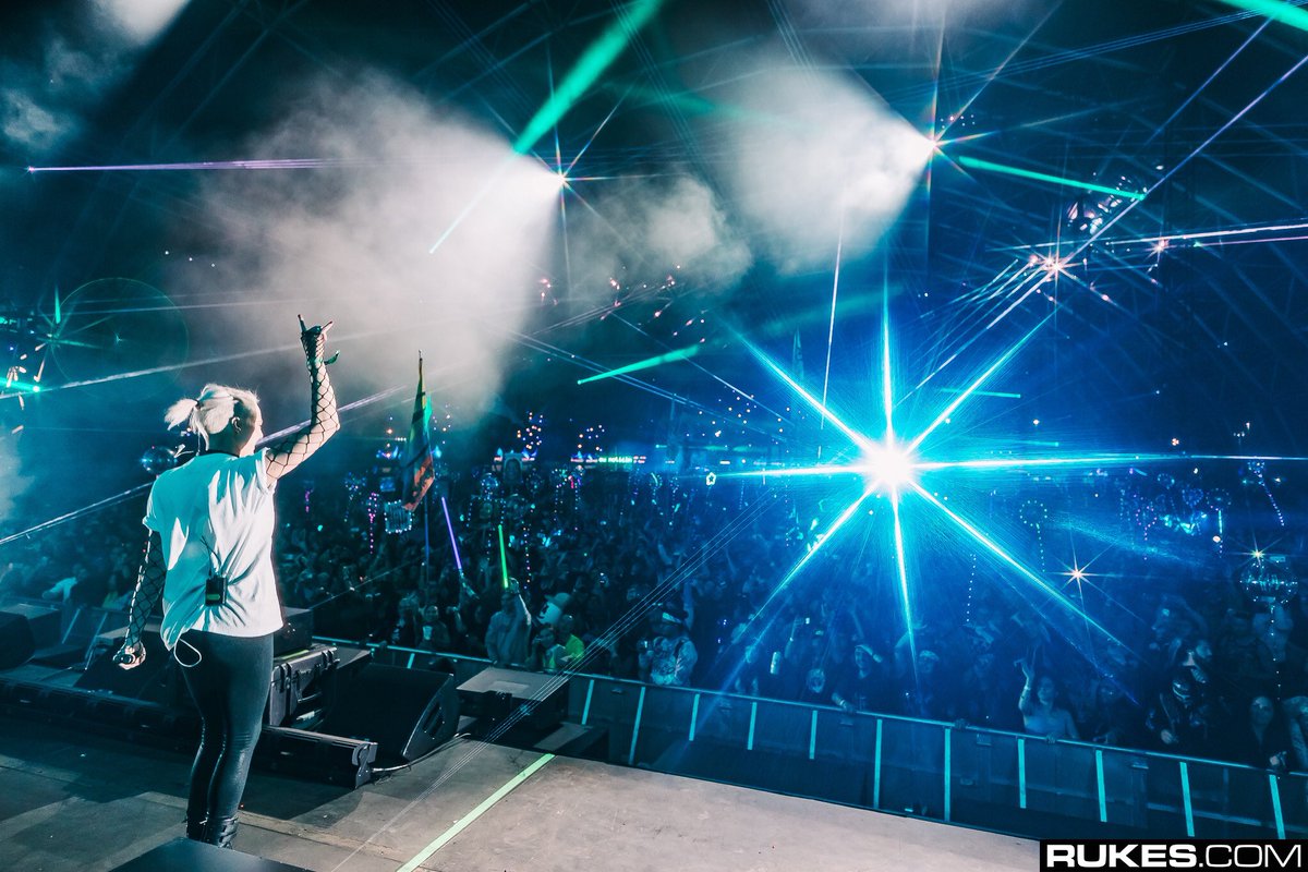 Laserface_'s tweet image. 🎵So go ahead and take everything

When it's over I'll still be standing

Because I was here from the start

You won the war, but still you lost my heart🎵

#tbt #LaserfaceLA at #DreamstateSoCal
Photo: @rukes