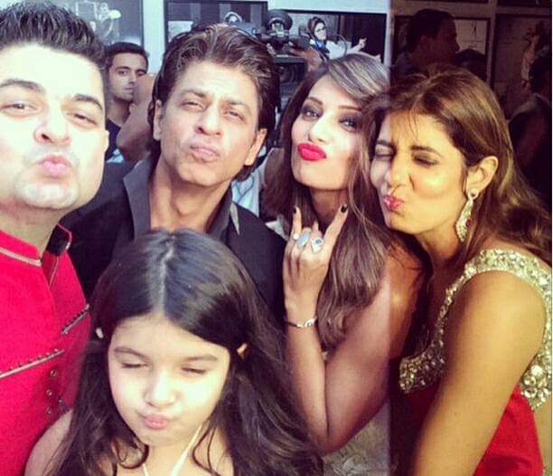 srkfcudr's tweet photo. Sweet Selfie ♥️ King Khan @iamsrk
With @DabbooRatnani,  @ManishaDRatnani 
#ThankYouZERO https://t.co/TF51m8d4bA