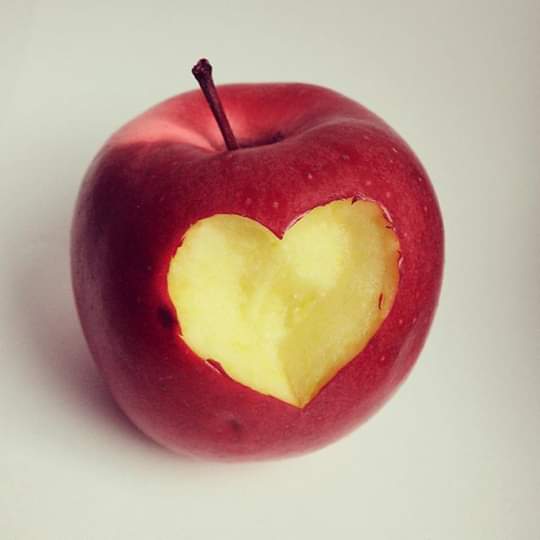 Lycath1's tweet photo. My apple "L" https://t.co/450HKEFHrn