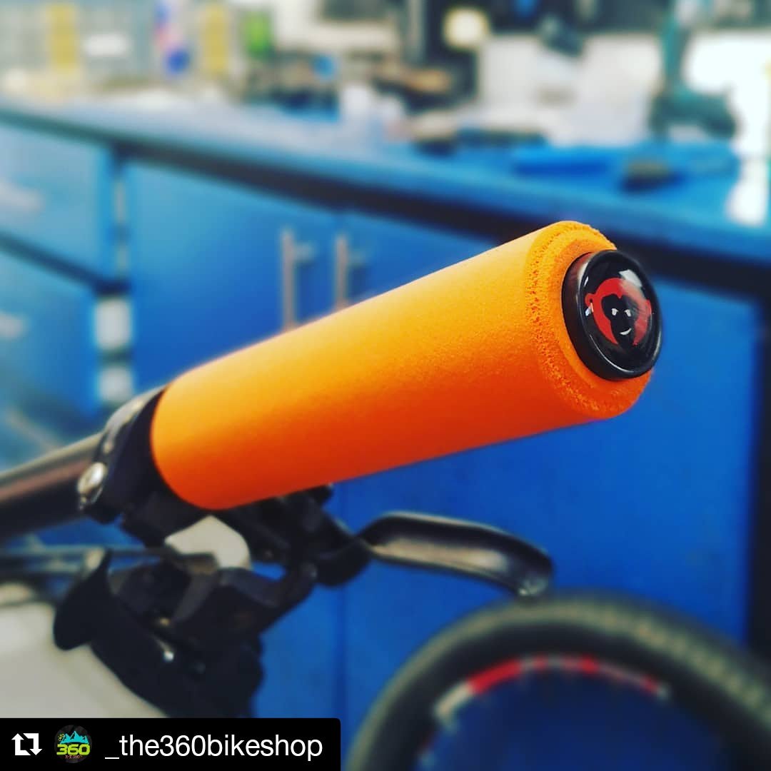 ZonaInfinitoCR's tweet photo. Con o sin guantes una sensación de manejo y control de un 200%. Repost @_the360bikeshop #redmonkeygrips #zonainfinito #mtb #mtbcr #cycling #valdiviapedalea #mtblife https://t.co/rdOvXcNOCu