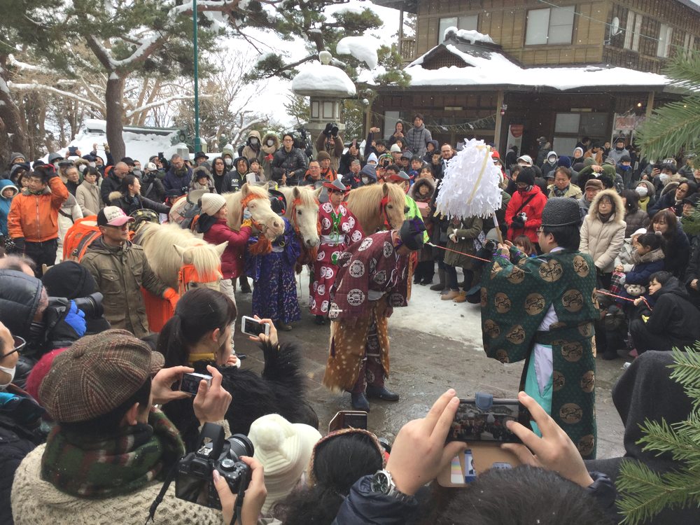 函館市公式観光情報サイト 函館屈指の初詣スポット 函館八幡宮 お正月は 時折雪は降っても穏やかな天候に 2日には恒例の騎馬参拝があり 石段を駆け上がるどさんこ馬が新春気分を盛り上げました T Co Ytx2zacpbf Hakodate 函館 お正月 函館市公式観光情報サイト 函館屈指の初詣スポット 函館八幡宮 お正月は 時折雪は降っても穏やかな天候に 2日には恒例の騎馬参拝があり 石段を駆け上がるどさんこ馬が新春気分を盛り上げました T Co Ytx2zacpbf Hakodate 函館 お正月