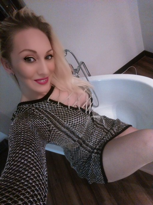 Gracias a todos los que me hab&eacute;is felicitado por privado Feliz A&ntilde;o a todos https://t.co/wnIN35BVwV