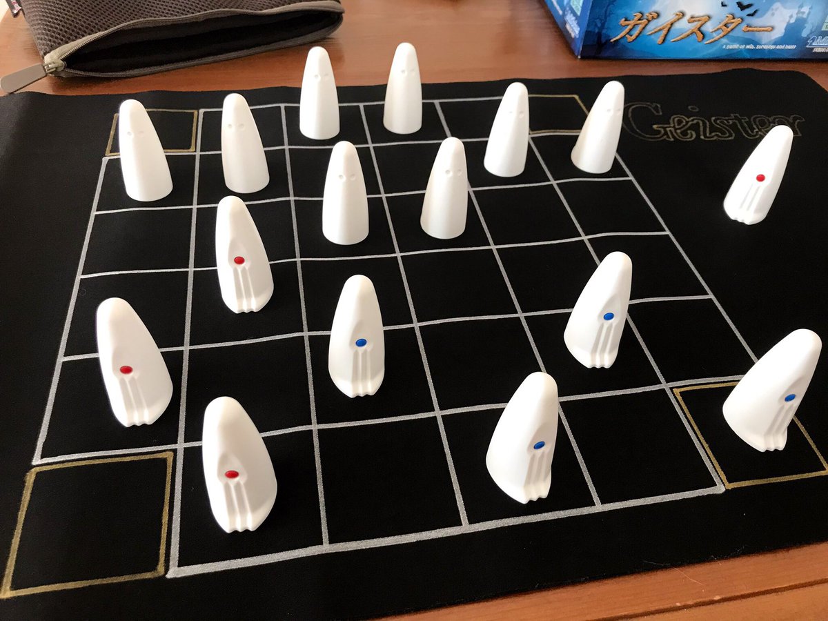 Kto けーと No Twitter ガイスターのプレイマットが欲しかったので黒いプレマに銀と金のマッキー使って自作してみました W 対戦の合間にガイスターができるしシルプルなので通常のプレイでもなかなか使い勝手良さそう ボードゲーム Kto けーと No Twitter ガイスターのプレイマットが欲しかったので黒いプレマに銀と金のマッキー使って自作してみました W 対戦の合間にガイスターができるしシルプルなので通常のプレイでもなかなか使い勝手良さそう ボードゲーム