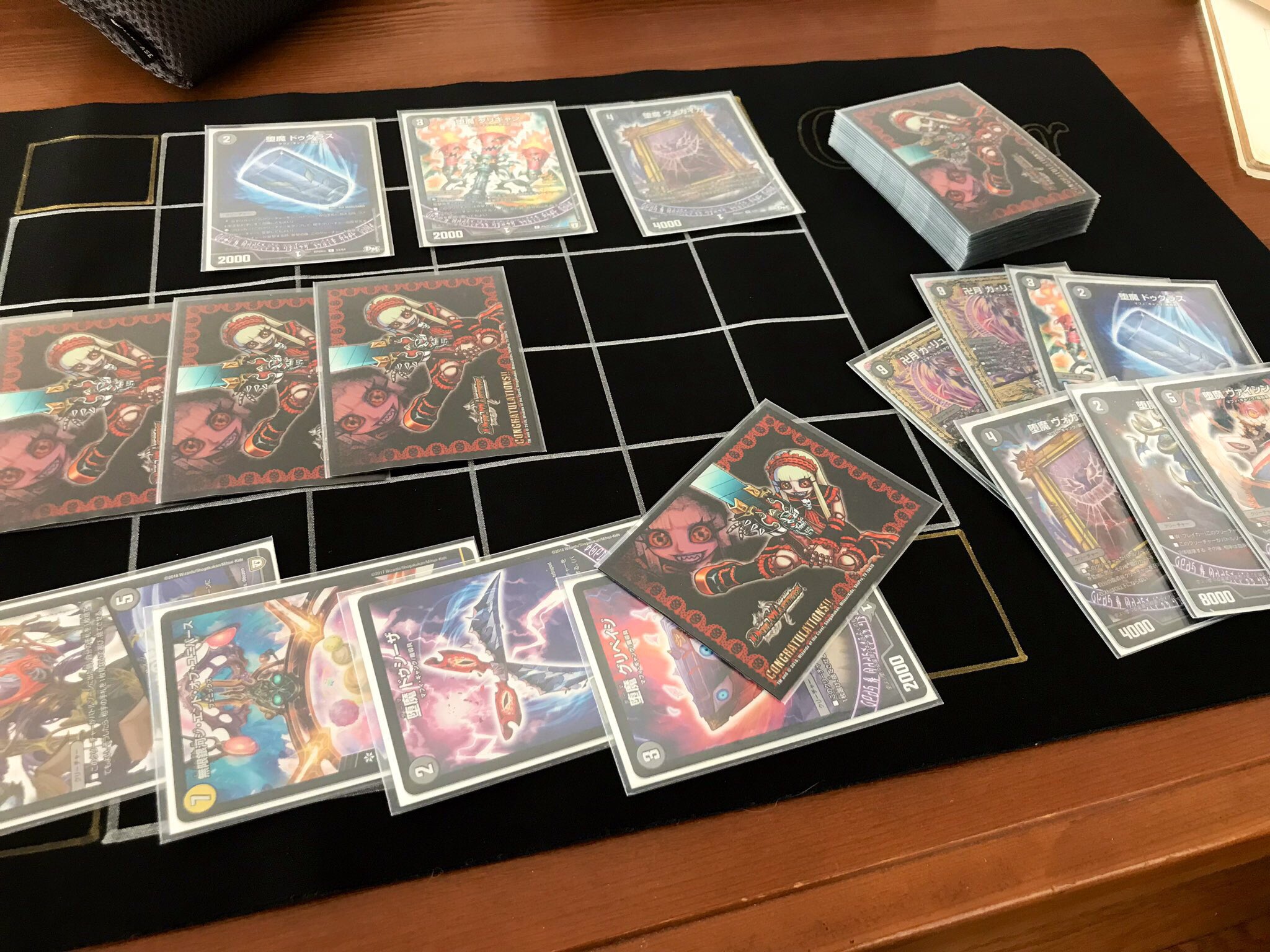 Kto けーと No Twitter ガイスターのプレイマットが欲しかったので黒いプレマに銀と金のマッキー使って自作してみました W 対戦の合間にガイスターができるしシルプルなので通常のプレイでもなかなか使い勝手良さそう ボードゲーム T Co 6rtadpkpyn