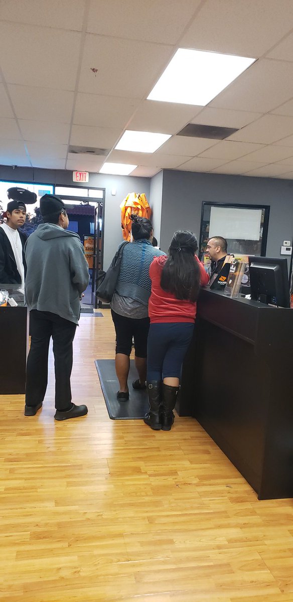 Full house at RM Wireless. @noreen_vip <a href="/gusito714/">Gustavo Garcia</a> @MichaelHarnVIP <a href="/DennisDesmith/">Dennis DeSmith</a>