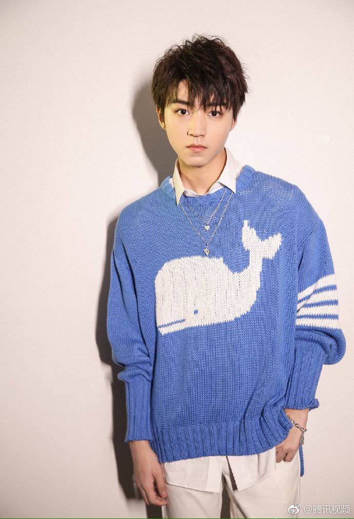 junkaiskun's tweet photo. #王俊凯 蓝白色针织毛衣清新雅致，帅气又可爱，还是那个无论遇见多少次都会怦然心动的模样了。#TFBOYS王俊凯 #KarryWang #WangJunKai #JunKai #TFBOYS https://t.co/4aKMr2w5Yn